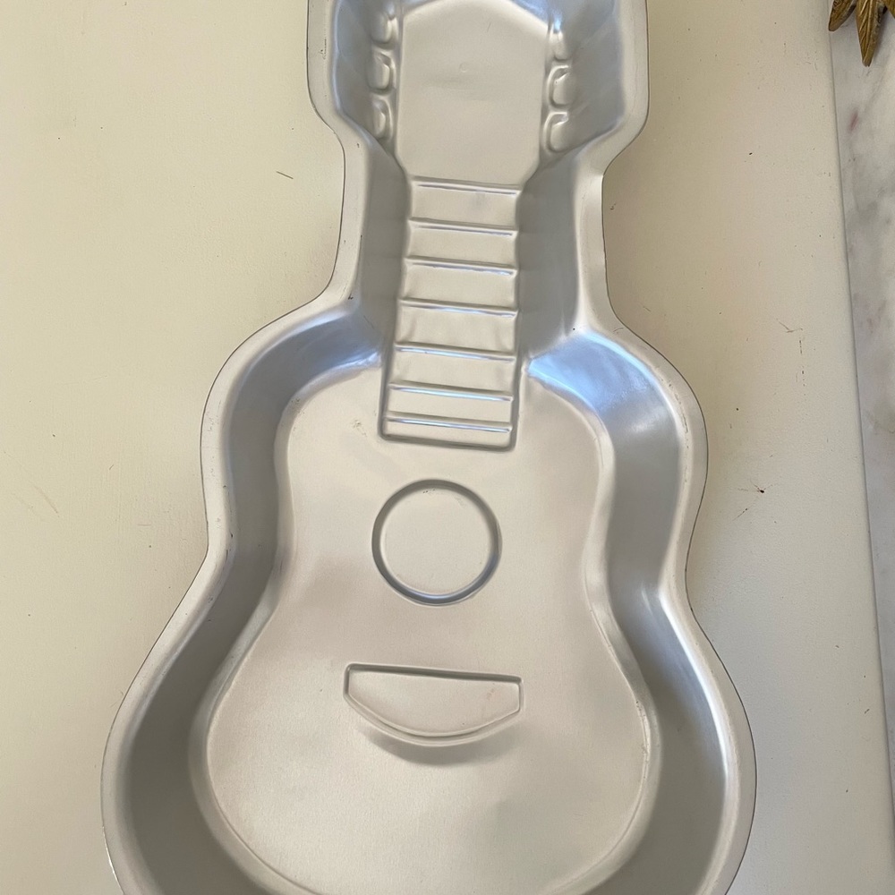 Wilton Guitar Cake Pan - 2000 - Like New 🎸